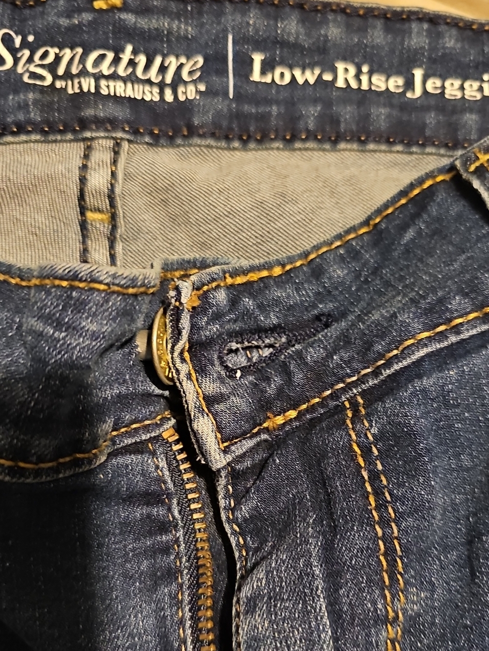 Lot Of 2 Womens Size 14/16 Levi Jeans. - Picture 7 of 13